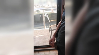 Vor dem offenen Fenster wixxen