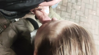 Sie lutscht mir den Schwanz am Bahnhof