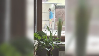 Exibitionist wichst am Fenster