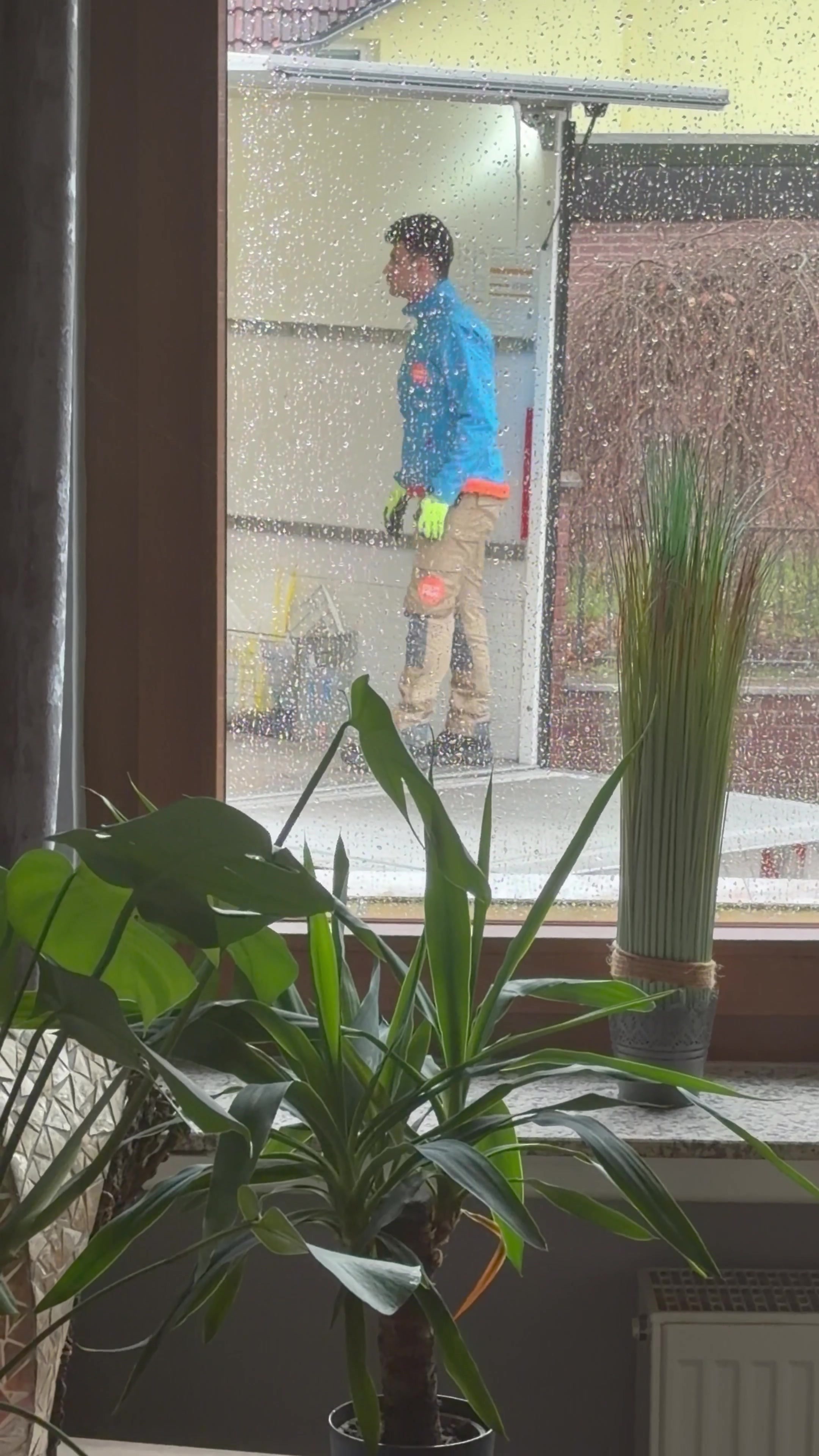 Exibitionist wichst am Fenster