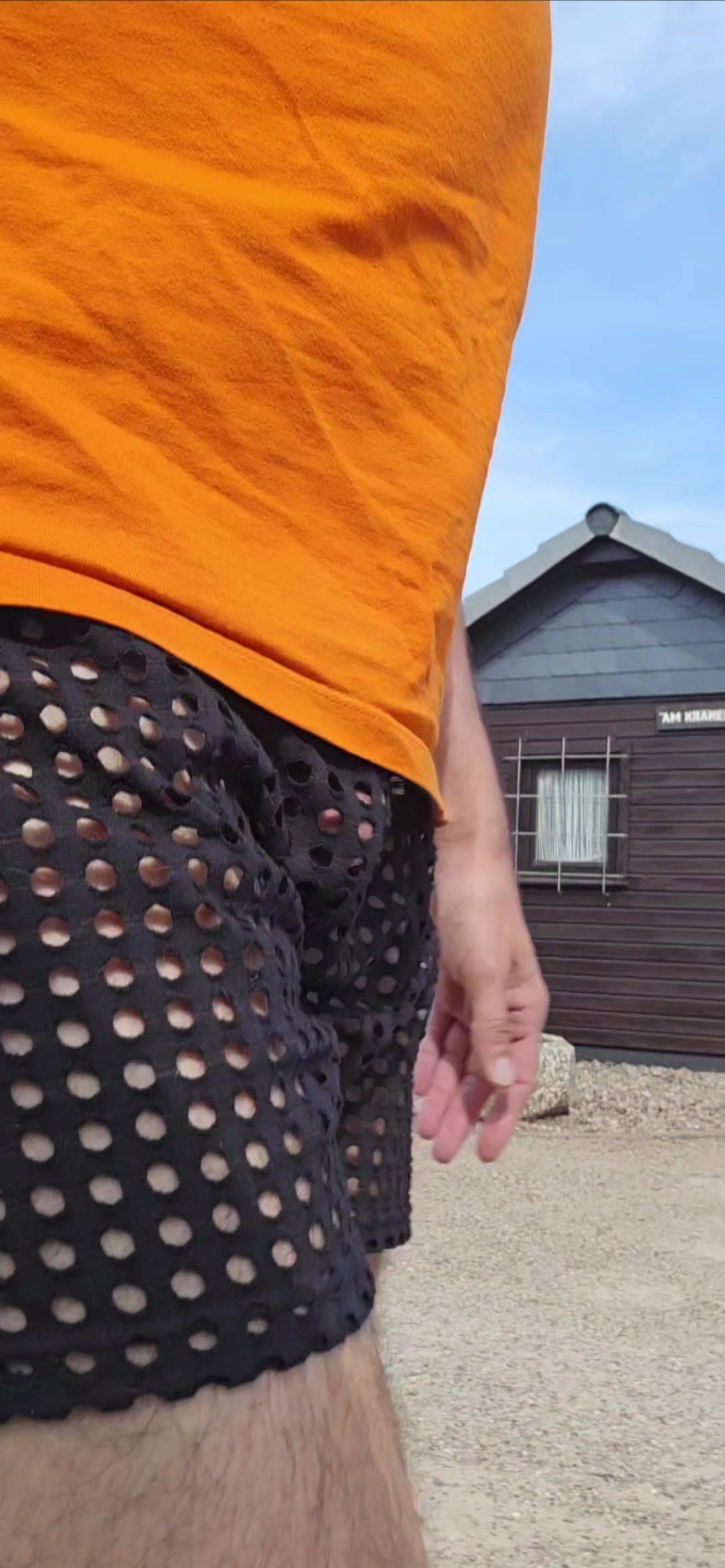 Riskant, in sexy Hose an der Weser