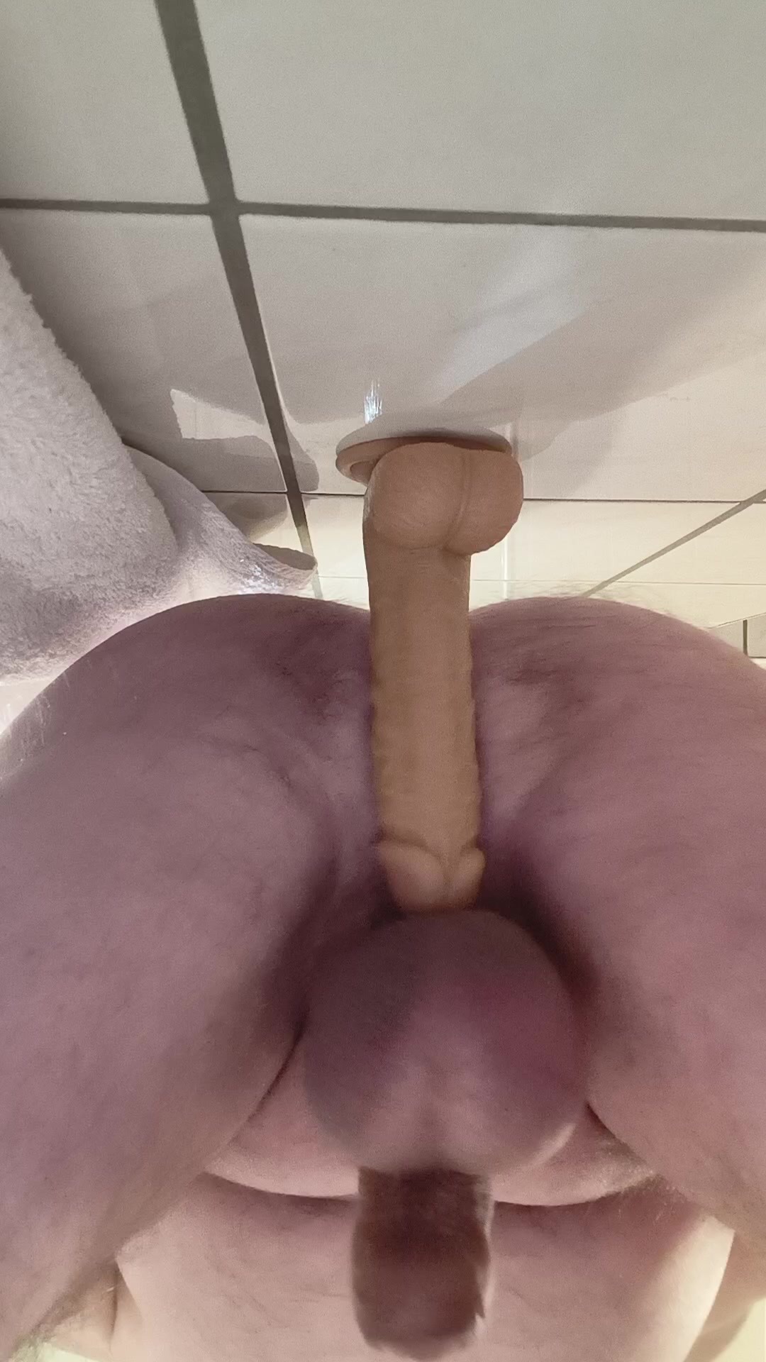 Spaß mit Dildo im Männerarsch