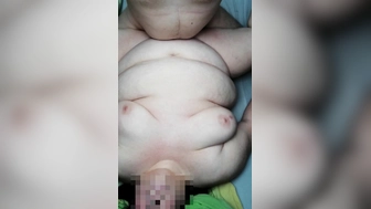 Wieder ihre Titten wackeln lassen