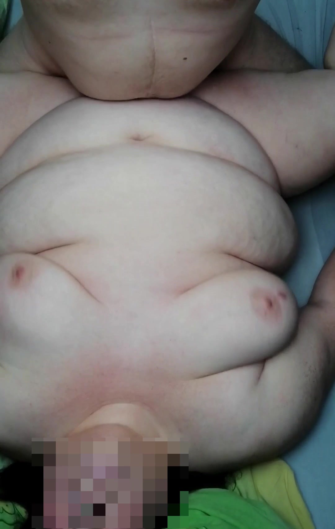 Wieder ihre Titten wackeln lassen