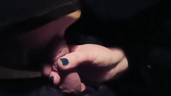 Die muslimische Frau aus Aserbaidschan macht ihre ersten Schritte im Freien.