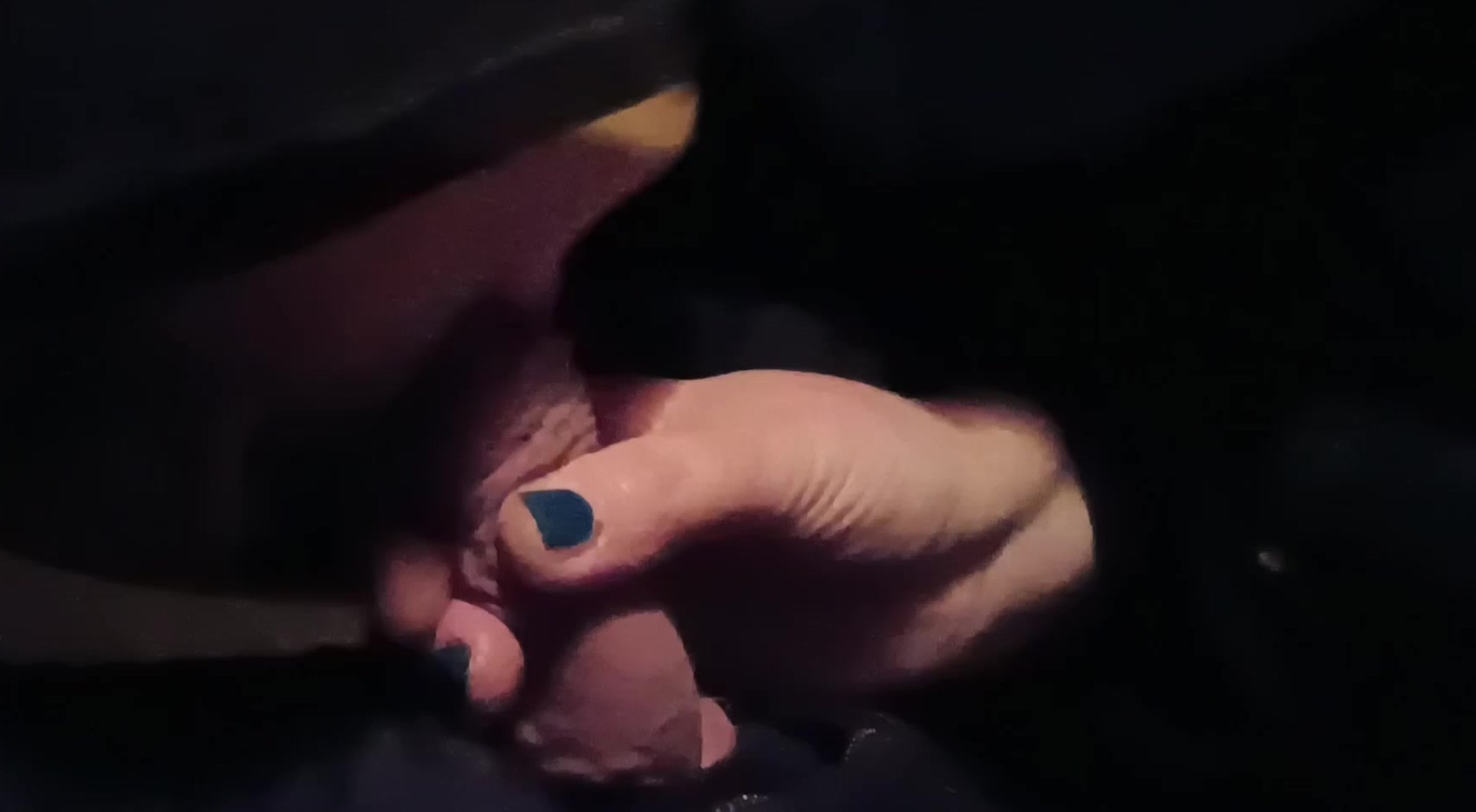 Die muslimische Frau aus Aserbaidschan macht ihre ersten Schritte im Freien.