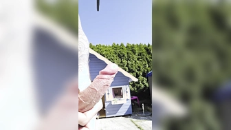 Frühlingsgefühle beim Outdoor Wichsen im Garten