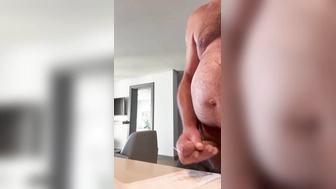 Abspritzender Penis im Hotel