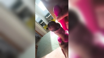 Rasierter Penis genießt das Sonnenbad im Frühling