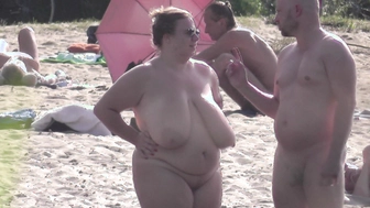 Riesentitten am FKK Strand