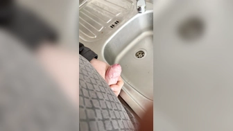 Alleine im Pauseraum wichsen