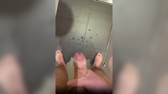 Wichsen und spritzen auf den Boden