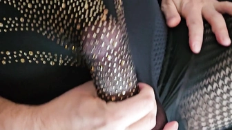 Nylonschlampe spritzt durch Body