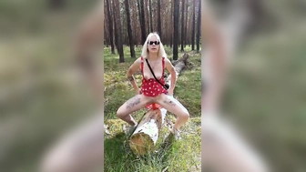 Sommer und zeigen mit Dildo im Wald