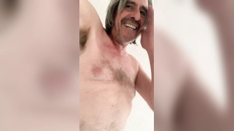 Nackt mit steifem Schwanz