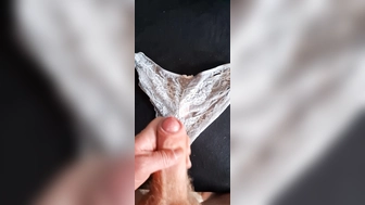 Auf das Höschen meiner Frau gewichst...