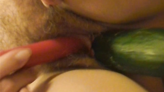 Mit der Gurke zum Orgasmus gefickt
