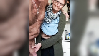 Reife Nachbarin melkt mich ab