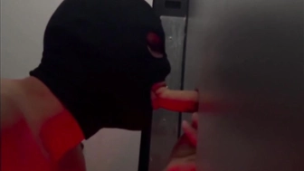 Fremden Schwanz im Gloryhole gelutscht