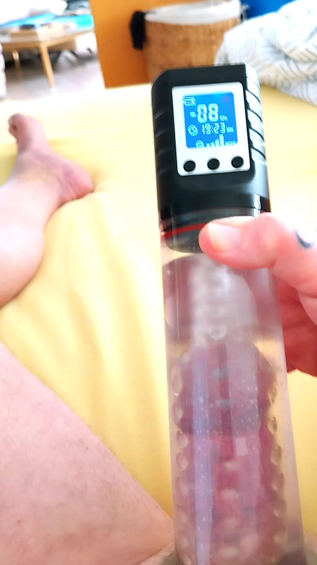 Pumpen mit gepierctem Penis