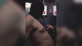 Mega Cumshot im Pornokino direkt in mein Auge