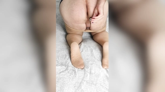 Analplug einsetzen in Nylons