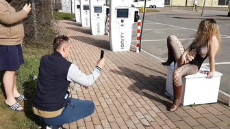 Öffentlicher Dildofick auf dem Autobahnrastplatz