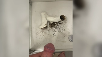 Dreckige Stiefel sauber pissen