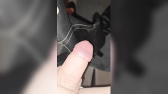 Riesen Sperma-Ladung auf die Stiefel meiner Frau
