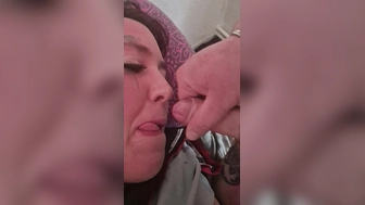 Spritze meiner Freundin nachdem blasen ins Gesicht und Mund