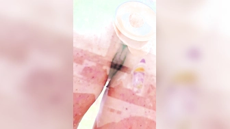 Meine Frau in der Dusche mit dem Dildo