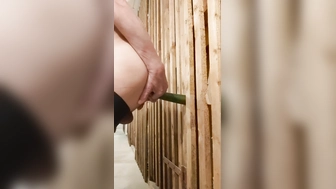 Arschfick mit Gurke im Keller