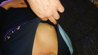 Muschie und Titten freilegen