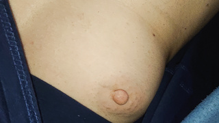 Muschie und Titten freilegen