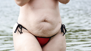 Oben ohne am Badestrand