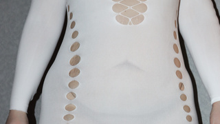 Barbette im engen Kleid