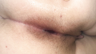 Mollige süße zeigt Muschi