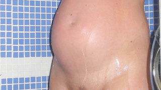 Schwanger unter der Dusche. Auch gut für ein Tribut.