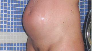 Schwanger unter der Dusche. Auch gut für ein Tribut.