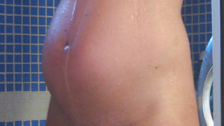 Schwanger unter der Dusche. Auch gut für ein Tribut.