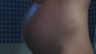 Schwanger unter der Dusche. Auch gut für ein Tribut.