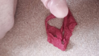 Auf die geilen Tangas der 18jährigen Stieftochter eines gewichst