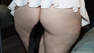 Sexy Kleid und Analplug im Arsch