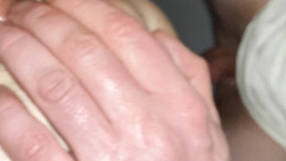 Mein Fötzchen weit geöffnet für eure geile Sahne