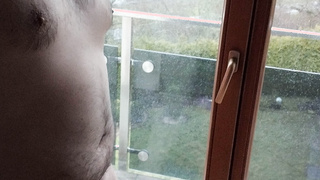Nackt vor dem Fenster und Nachbarn