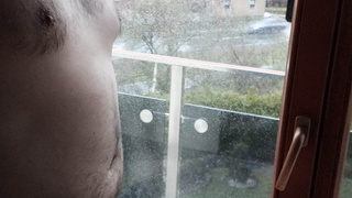 Nackt vor dem Fenster und Nachbarn