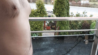 Nackt vor dem Fenster und Nachbarn