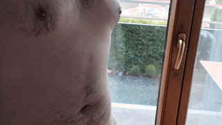 Nackt vor dem Fenster und Nachbarn