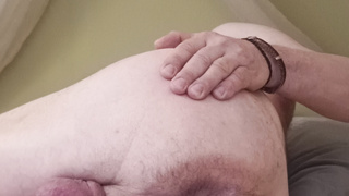 Nackt und geil im Bett