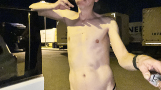 Nackt zeigen und präsentieren an einem Parkplatz in Österreich